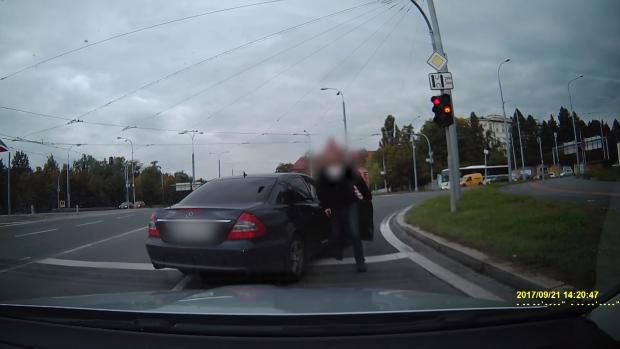 Policista v civilu zachycený na videu poškozeného řidiče.