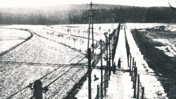 Při každém pokusu o útěk z lágru se stálo na nástupišti tak dlouho, dokud útěkáře nechytili či nezabili