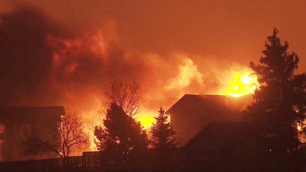 Požár v americkém Coloradu pohlcuje budovy