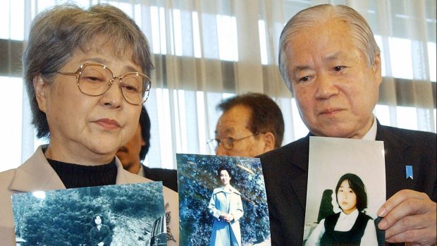 KLDR ve druhé polovině 20. století na své území unesla desítky Jihokorejců a Japonců. Na ilustračním snímku manželé Jokotovi, jejichž dceru Megumi (na fotkách) unesli Severokorejci v roce 1977. Megumi Jokotová podle všeho nepřežila.
