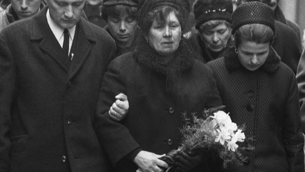 Matka Jana Palacha ve smutečním průvodu na pohřbu syna v lednu 1969. Podepírá ji syn Jiři a jejich kamarádka paní Horáková.