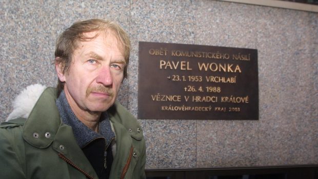 Odhalení pamětní desky Pavlu Wonkovi na Krajském úřadu v Hradci Králové v roce 2003. Na snímku bratr Jiří Wonka
