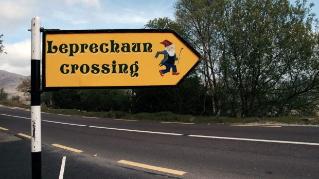 Tabule upozorňující na přechod pro leprikóny v irském hrabství Kerry