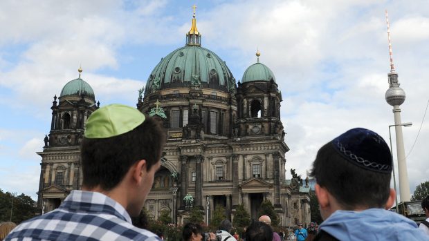 Židé s jarmulkami v Berlíně (ilustrační foto)