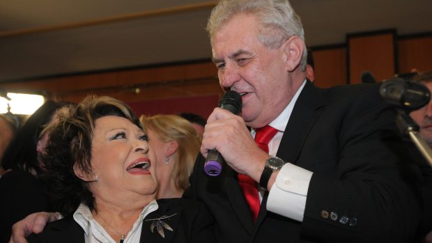 Jiřina Bohdalová stála v lednu 2013 při vítězství Miloše Zemana v první přímé volbě prezidenta po jeho boku.