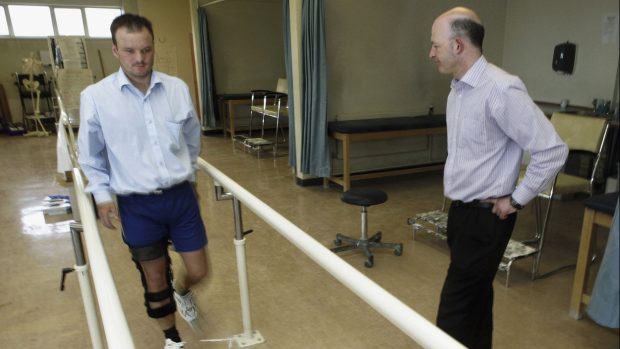 VZP šetří na pacientech s protézou, píše MF Dnes (ilustrační foto)
