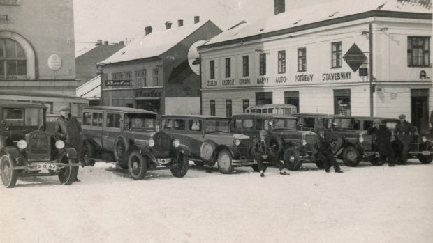 Auta stojící na náměstí Míru u nové radnice a začátku ulice Bartošova ve Zlíně (fotografie z roku 1931)
