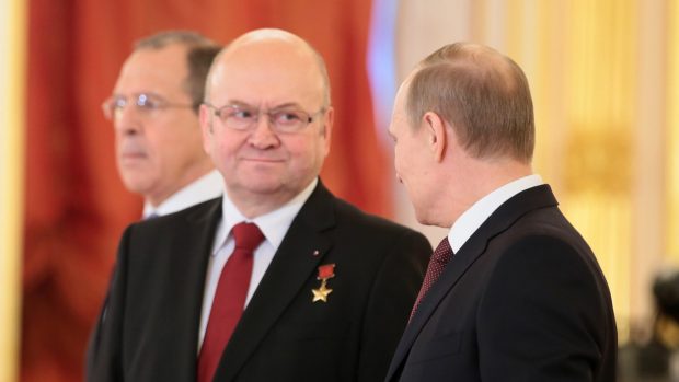 Bývalý kosmonaut a český velvyslanec Vladimír Remek (vlevo) s ruským prezidentem Vladimirem Putinem.