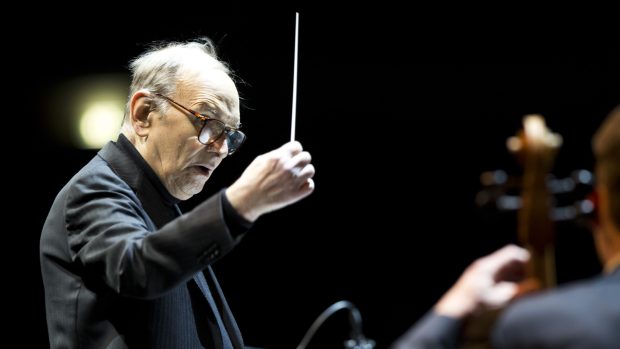 Ennio Morricone během dirigování při pražském koncertu