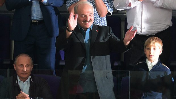 Běloruský prezident Alexandr Lukašenko během mistrovství světa v hokeji 2014, které hostil Minsk