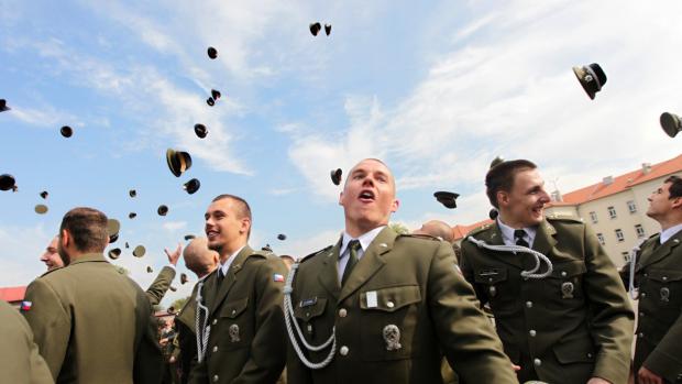 Vyřazení absolventů vojenského studia Univerzity obrany (archivní foto)