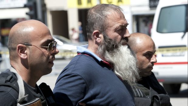 Od září 2014 v Kosovu zatkli za aktivní členství nebo úzké vztahy s islamistickými skupinami asi 100 lidí. Na snímku ze srpna 2014 policisté eskortují muže zadrženého pro podezření z příslušnosti k teroristické síti Islámský stát.