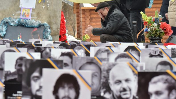 Muž pláče u památníků Nebeské setniny v Kyjevě, obětí ukrajinské revoluce důstojnosti (archivní snímek z února 2015).