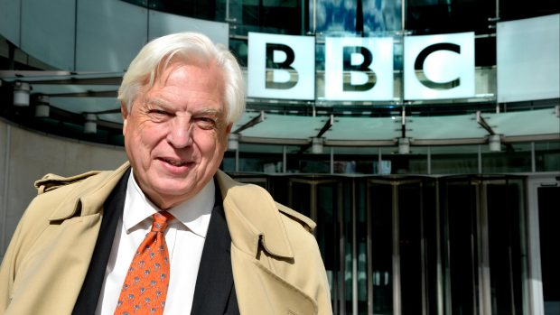 Zahraniční zpravodaj britské stanice BBC John Simpson