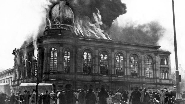 Hořící synagoga Boerneplatz ve Frankfurtu nad Mohanem zapálená během Křišťálové noci 10. listopadu 1938
