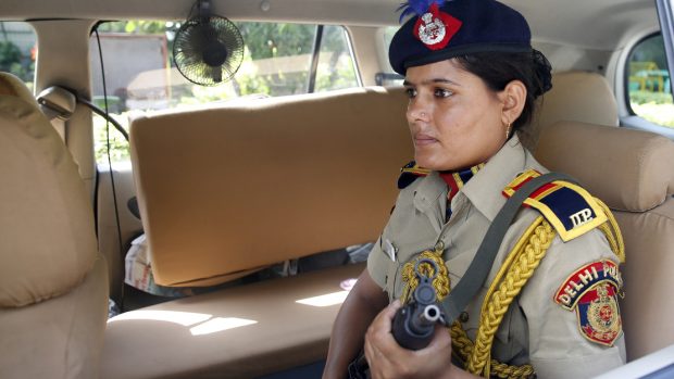 Zastoupení žen v indické policii je dnes velmi nízké, jen asi sedmiprocentní. Na snímku policistka v Novém Dillí, září 2016.
