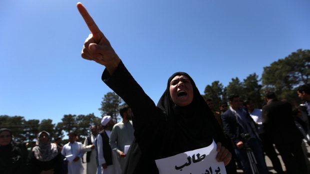 Žena v Afghánistánu protestuje proti Talibanu a Islámskému státu. V rou drží tabulku s nápisem „Taliban nejsou naši bratři“.