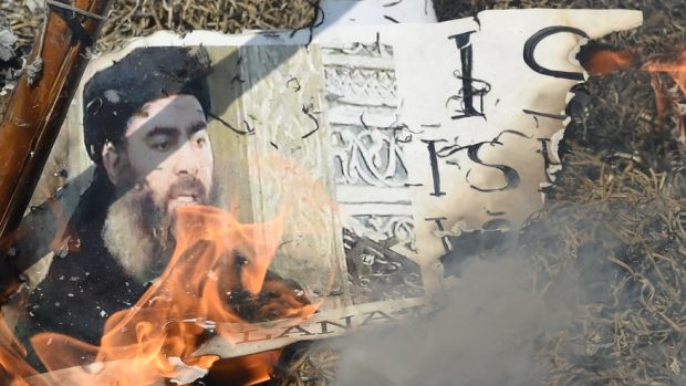 Hořící portrét abú Bakra Bagdádího na demonstraci šíitů (ilustrační snímek z června 2017).