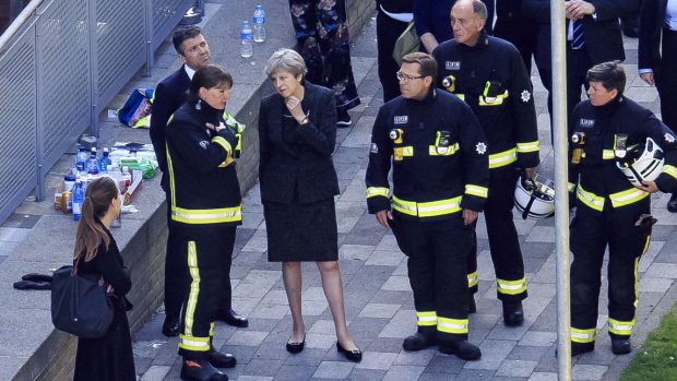 Theresa Mayová při setkání se záchranáři pod Grenfell Tower