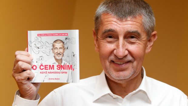 Andrej Babiš v roce 2017 se svou předvolební knihou