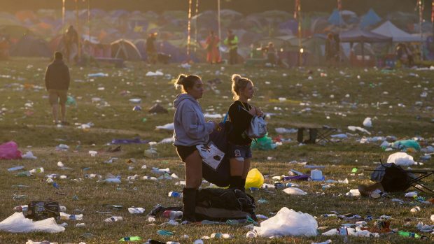 Na britském hudebním festivalu Glastonbury letos poprvé nebudou k mání žádné nápoje v plastových lahvích