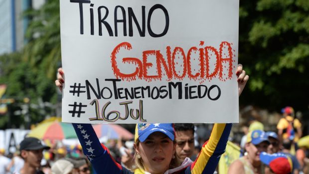 &quot;Tyran. Genocida.&quot; Protivládní protesty ve Venezuele.