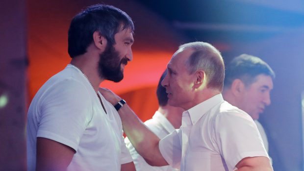 Hokejista Alexandr Ovečkin a ruský prezident Vladimir Putin na mezinárodním turnaji bojového sportu sambo v Soči 2017