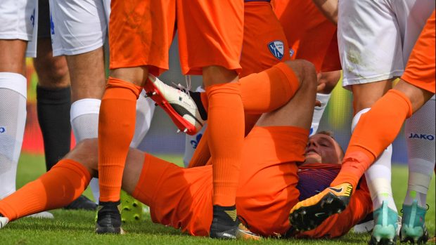Felix Bastians se po pádu zvedl a sdělil rozhodčímu, že penalta by se kopat neměla