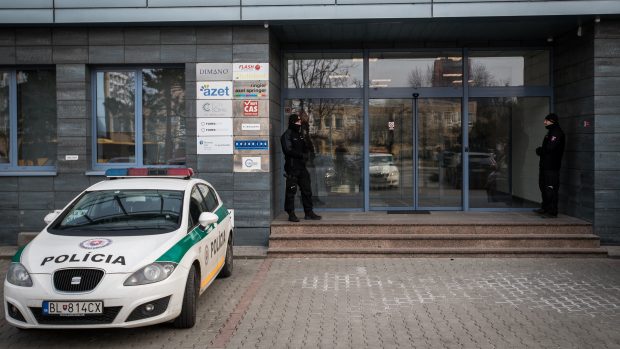 Policie stráží vchod do budovy redakce portálu Aktuality.sk, ve které pracoval zavražděný novinář Ján Kuciak