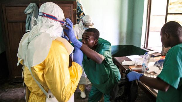Epidemie eboly v Demokratické republice Kongo: zdravotníci v nemocnici v Bikoru si kontrolují ochranný oděv (květen 2018).