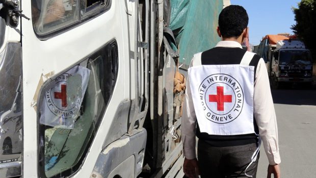 Pracovník Mezinárodního výboru Červeného kříže (ICRC) v jemenském Saná.