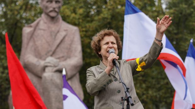 Tatjana Ždanoka pronáší projev během shromáždění proti vládním plánům na přechod škol s výukou ruštiny na lotyštinu