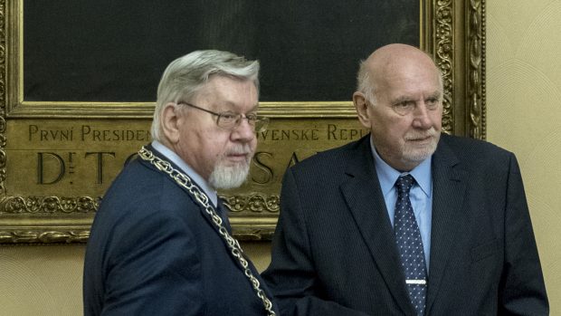 Právník Aleš Gerloch na snímku s předsedou Ústavního soudu Pavlem Rychetským