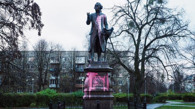 Socha filozofa Immanuela Kanta v jeho rodném městě Kaliningrad, kterou někdo v listopadu polil růžovou barvou