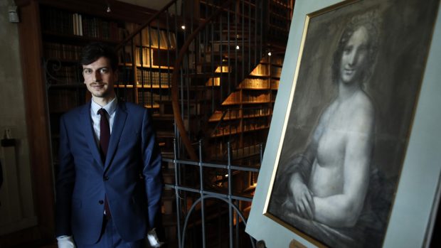 Kurátor Mathieu Deldicque a kresba nazvaná Nahá Mona Lisa, kterou minulý týden odhalili ve Francii