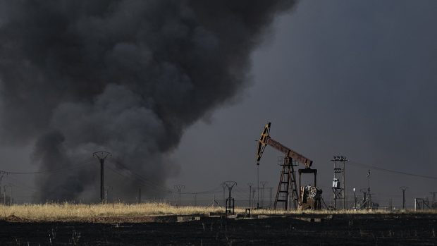 ropné pole ropný vrt těžba útok požár