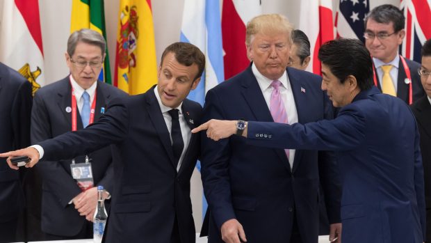 Francouzský prezident Emmanuel Macron, jeho americký protějšek Donald Trump a japonský premiér Šinzó Abe na setkání G20
