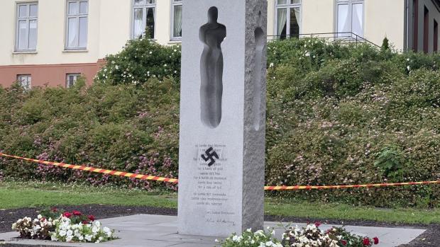 Poškozený památník 77 obětem teroristického útoku, který v 22. července 2011 spáchal Anders Breivik
