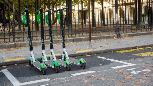 Elektrokoloběžky zaparkované na ulici v Paříži