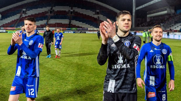 Hráči a realizační tým Sigmy Olomouc se domluvili s klubem na snížení platů. (Zleva Jan Štěrba, brankář Aleš Mandous a David Houska)