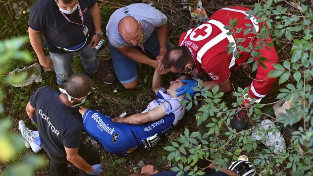 Belgický cyklista Remco Evenepoel spadl z mostu do stráně