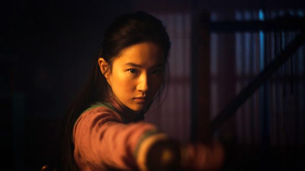 Společnost Disney čelí kritice za natáčení filmu Mulan v částech Číny, kde úřady údajně porušují lidská práva