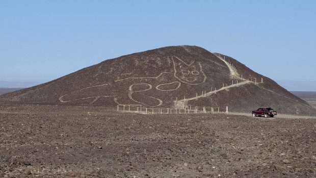 Archeologové na slavné jihoperuánské planině Nazca objevili nový obrazec. Obrazec kočky je starší než dva tisíce let