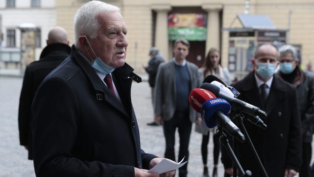 Exprezident Václav Klaus před Obecním domem 28. října 2020