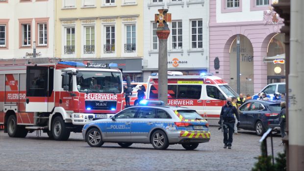 Policie a záchranáři v centru Trevíru, kde 51letý řidič najel do lidí na pěší zóně.