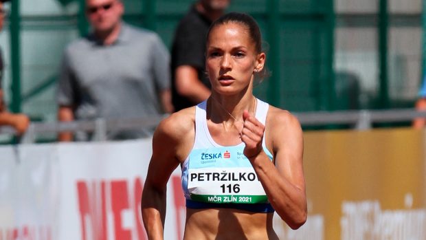 Tereza Petžilková ve finálovém běhu na 400 m na MČR mužů a žen na dráze, které se konalo v červnu 2021 ve Zlíně