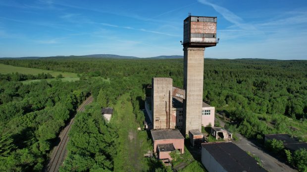 Těžební věž v Měděnci na Chomutovsku je poslední věží svého druhu v Česku