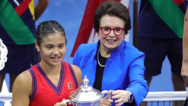 Billie Jean Kingová předává trofej Emmě Raducanuové, která ovládla US Open