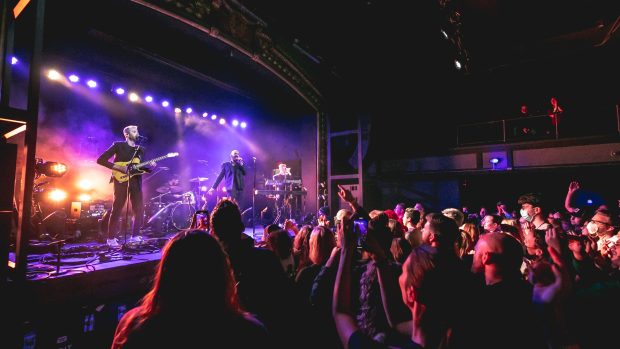 Po loňském vystoupení na festivalu Rock for People se X Ambassadors znovu vrátí do Česka