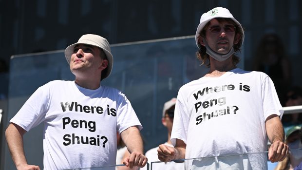 Pořadatelé Australian Open zrušili rozhodnutí, které fanouškům zakazovalo nosit v hledišti trička s nápisem na podporu čínské tenistky Pcheng Šuaj